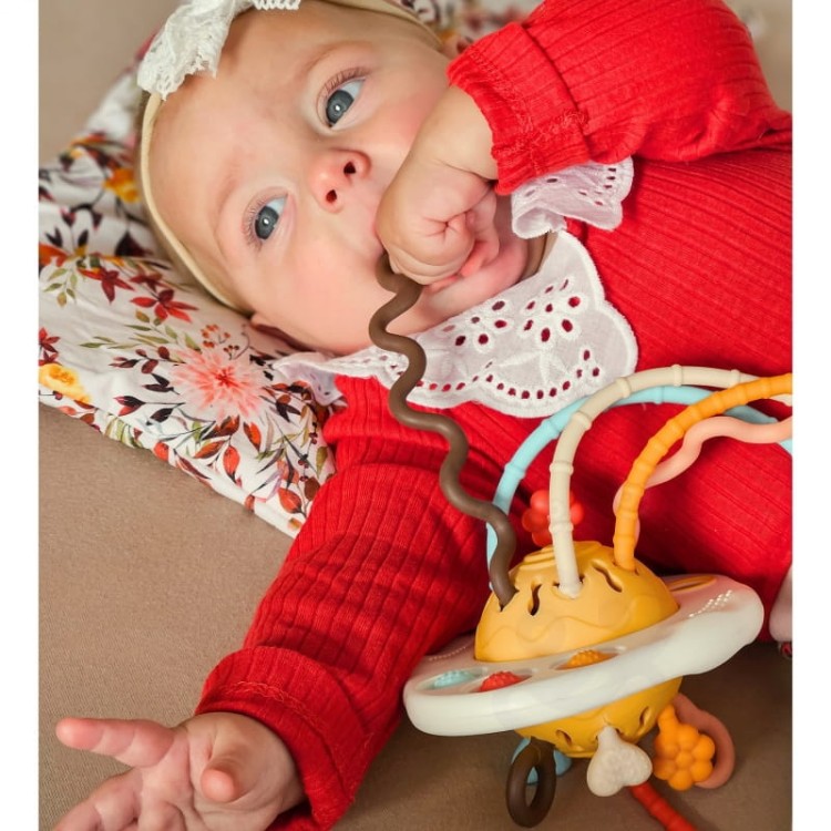 woopie-baby-zabawka-sensoryczna-montessori-gryzak-grzechotka-wielofunkcyjny-ufo (3).jpg