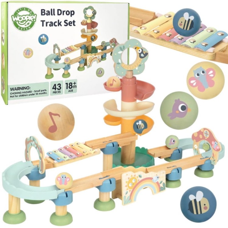 drewniany tor kulkowy z wieża i torem przeszkód z cymbałkami, pastelowe kolory i kolorowe piłeczki