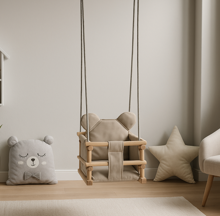 huśtawka welurowa dla dzieci z zabezpieczeniem beżowa miś w pokoju dla najmłodszych