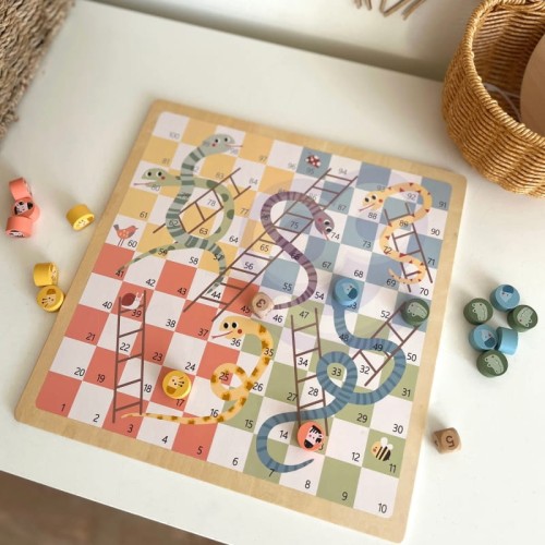 Dwustronna plansza przedstawiająca klasyczne gry: Węże i Drabiny oraz Ludo. Trwałe, wyraźne grafiki przyciągają uwagę dziecka.