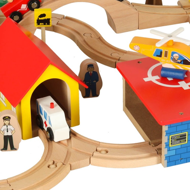 Drewniana lokomotywa i wagoniki do kolejki. Trwałe elementy dopasowane do małych rączek dziecka.