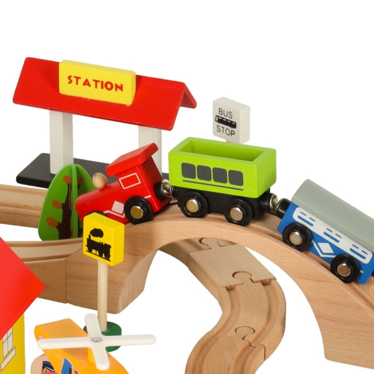 Dziecko bawiące się drewnianą kolejką. Zabawka wspiera koncentrację, kreatywność i samodzielną zabawę.