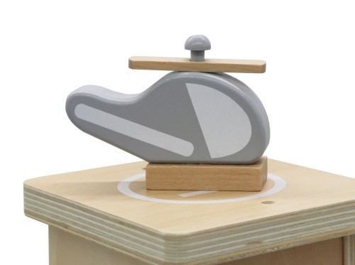 Drewniany tor samochodowy dla dzieci z windą – zabawka edukacyjna rozwijająca wyobraźnię i koordynację ruchową.