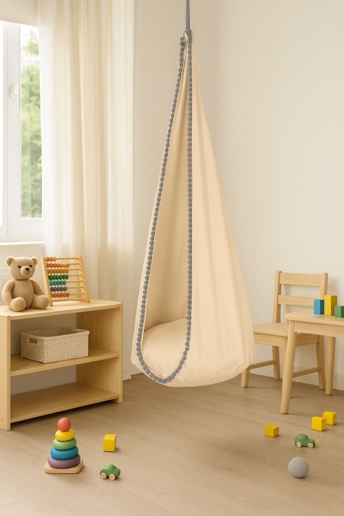 Huśtawka sprzyjająca spokojnej zabawie i odpoczynkowi. beżowa, pasuje do każdego wnętrza