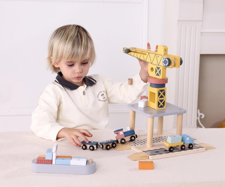 Drewniana stacja załadunkowa – nauka przez zabawę i logistyka