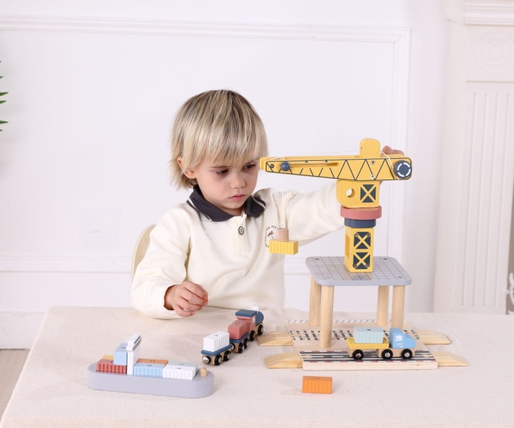 Zestaw drewnianych pojazdów i kontenerów – rozwój wyobraźni dziecka