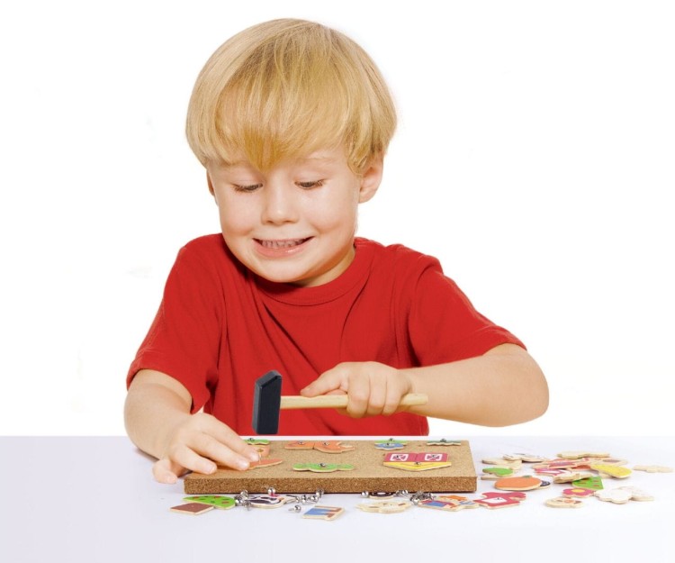 Zabawka edukacyjna przybijanka dla przedszkolaka – ćwiczenie precyzji i koordynacji rąk