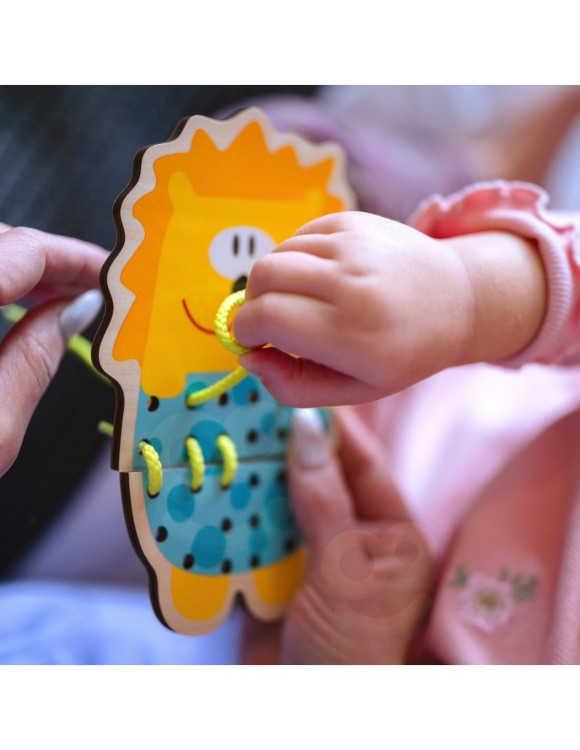 Drewniana sznurowanka, układanka, klocki magnetyczne i burger do układania w jednym zestawie